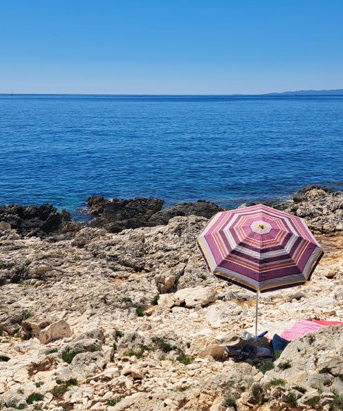 Sončenje na plaži in vitamin D – naravna kombinacija, ki jo potrebujemo