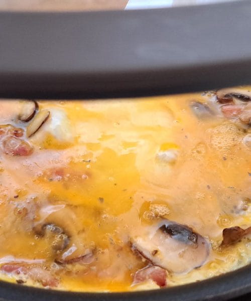 Zakaj je pametno omleto na začetku pokriti s pokrovko?