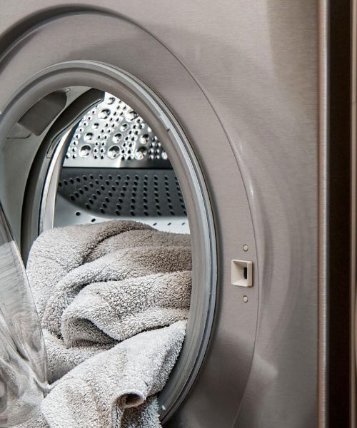 Hitreje se kvari: najpogostejša napaka pri uporabi kombiniranega pralno-sušilnega stroja