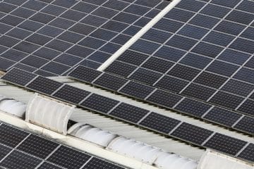 Sončne elektrarne ne čistite z vodo iz pipe: napaka, ki lahko na panelih pusti sledi