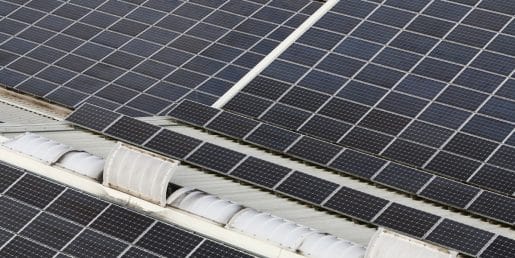 Sončne elektrarne ne čistite z vodo iz pipe: napaka, ki lahko na panelih pusti sledi