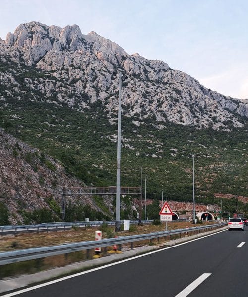 Veliko Slovencev se z morja pelje skozi ta predor, a hrib poznajo le redki