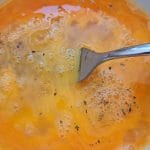 Umešana jajca in začimbe