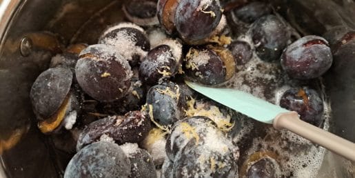 Kako skuhati slivovo marmelado, da bo gosta, dišeča in ne presladka