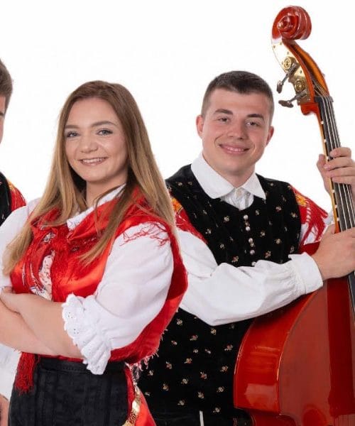 Ansambel WOW z novim čustvenim valčkom Še vedno te v sanjah iščem