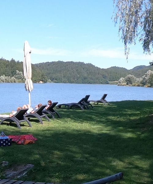Pet kilometrov dolgo jezero pri Šentjurju je odlična ideja za družinski izlet