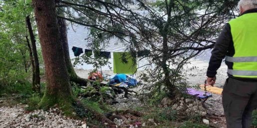 Divje kampiranje na Bledu bo precej dražje: ena noč vas lahko stane 500 evrov