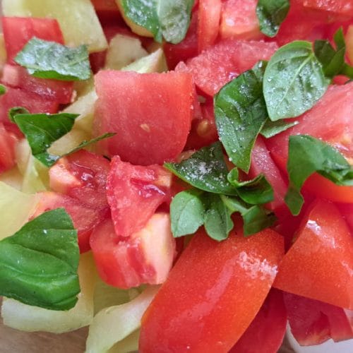 Poleti želite jesti lažjo hrano? Ta hrana pomaga, da ste siti z manj kalorijami