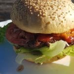 Domači burger s solato