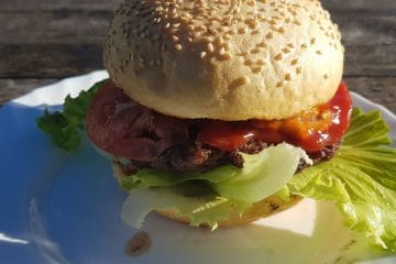 V maso za burgerje dodajte to sestavino in okus bo veliko boljši
