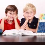 Dva fanta rišeta z barvicami