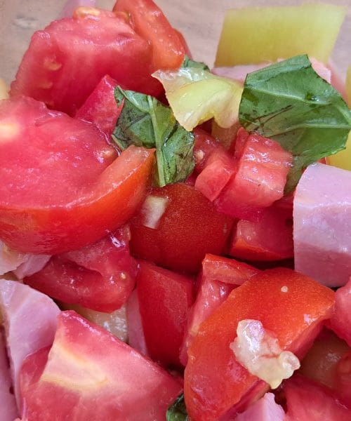 Skrivnost popolne paradižnikove solate se skriva v dodatku iz hladilnika