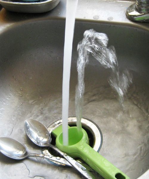 Zakaj vrele vode nikoli ne bi smeli zlivati v kuhinjski odtok