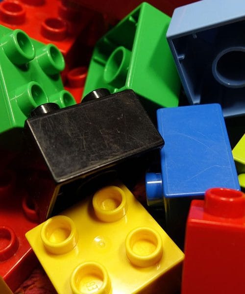 Preprost trik z nogavico za pobiranje LEGO kock je navdušil družine