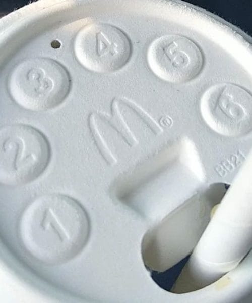 Kaj pomenijo številke na pokrovčkih pijač v McDonald’su