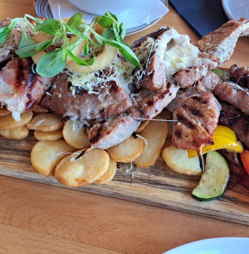 Mesna žar plošča, ki jo obožujejo Slovenci – zakaj ostaja nepogrešljiva na druženjih