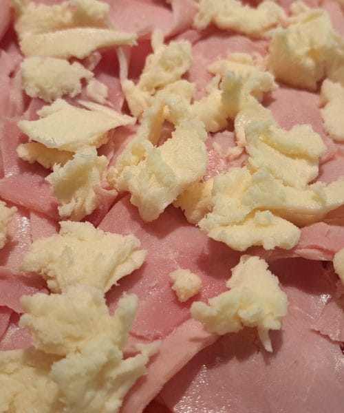 Ali je bolje mocarelo natrgati na pico, preden gre v pečico?