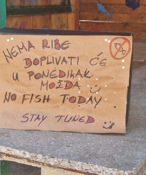 Dalmatinski ribič s tablo znova nasmejal domačine in turiste