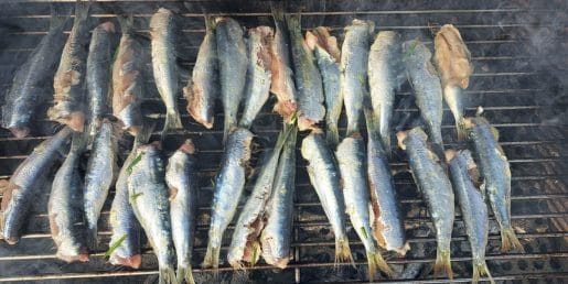 Tako boste najhitreje ugotovili, da je sardela na enem koncu že pečena