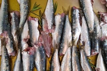 Najboljša priloga k pečenim sardelam je pogosto najbolj preprosta