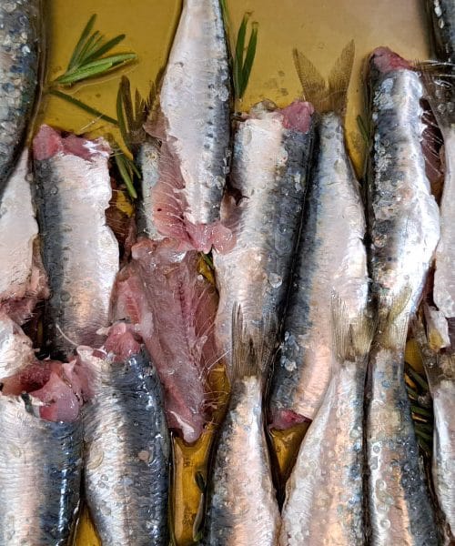 Najboljša priloga k pečenim sardelam je pogosto najbolj preprosta