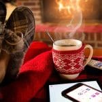 Skodelica čaja, kamin in copati na nogah