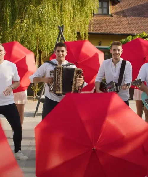 Ansambel Aktual – Dežnik (besedilo, tekst)