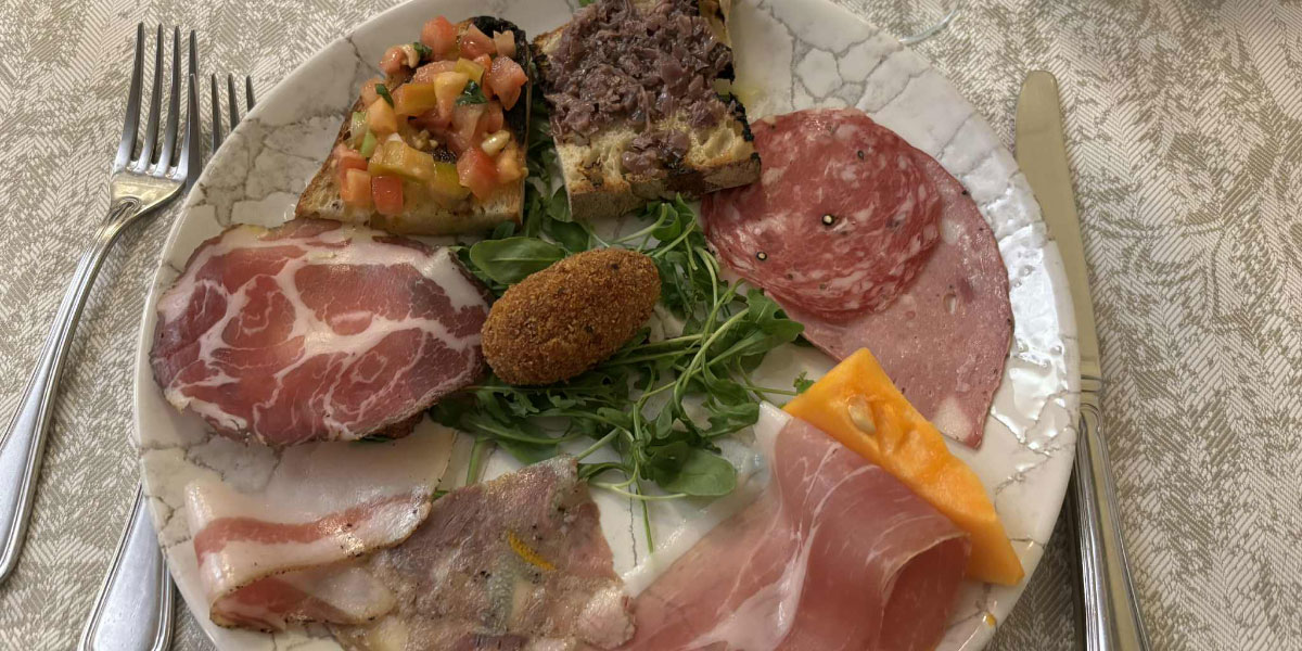 Antipasto krožnik, ki pripoveduje zgodbo o Sredozemlju (in Italiji)