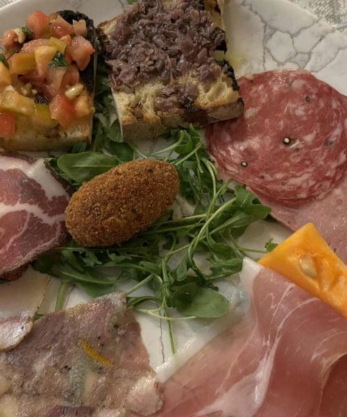 Antipasto krožnik, ki pripoveduje zgodbo o Sredozemlju (in Italiji)