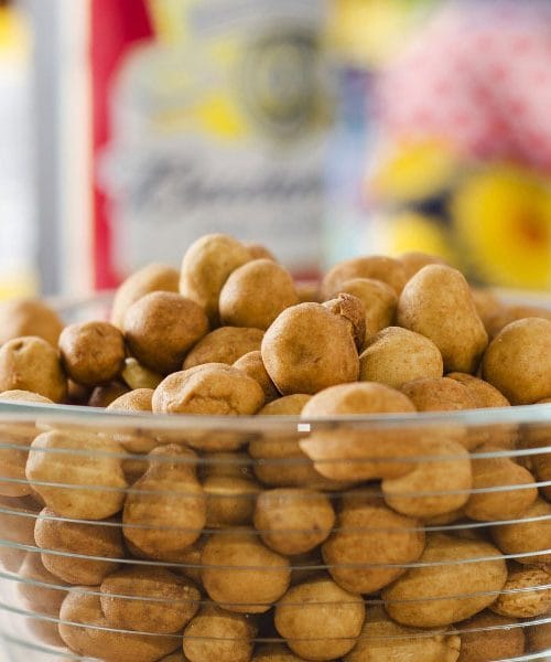 Brezplačen kruh v restavracijah in arašidi v gostilnah? To ni zgolj naključje …