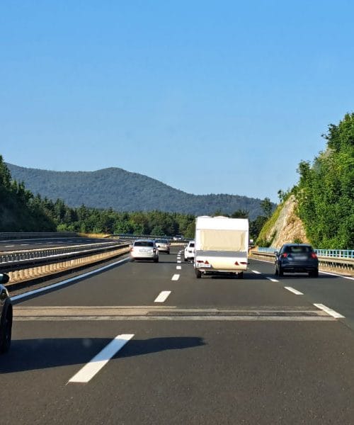 Zakaj nekateri vztrajajo v levem pasu na avtocesti in kako to vpliva na promet?