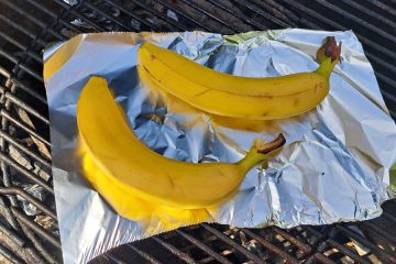 Pečene banane na žaru: sladica, ki preseneti na koncu piknika