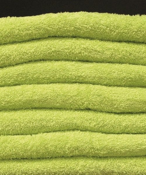 Triki zlaganja brisač, ki prihranijo prostor in polepšajo dom