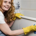 Čiščenje fug, kopalnica