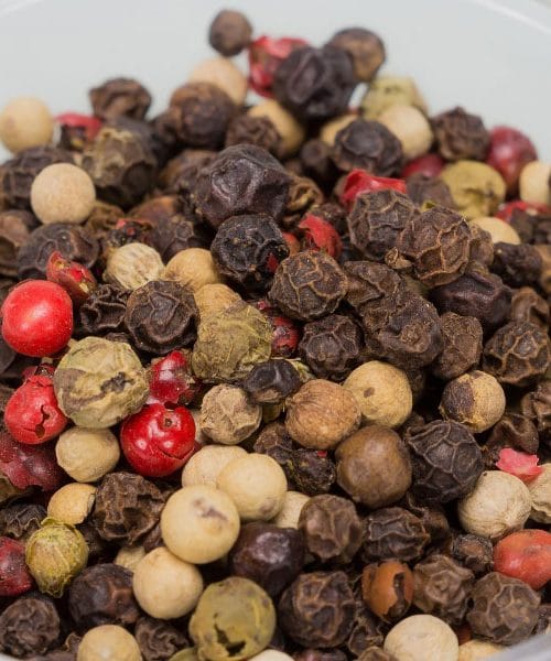 Črni poper v kuhinji in zdravju: drobno zrno z močnim učinkom