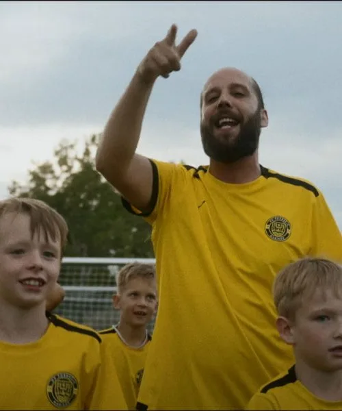 Emkej z novo pesmijo Glavo gor – rap zgodba iz Pobrežja za vse generacije