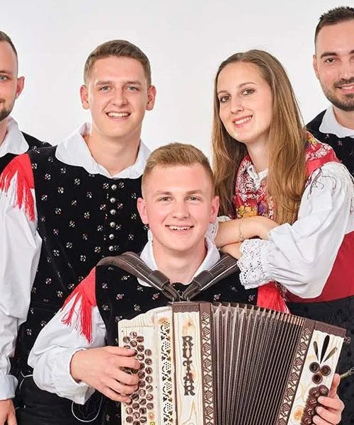 Guštni muzikanti z novo poskočno polko “Drug za drugega”