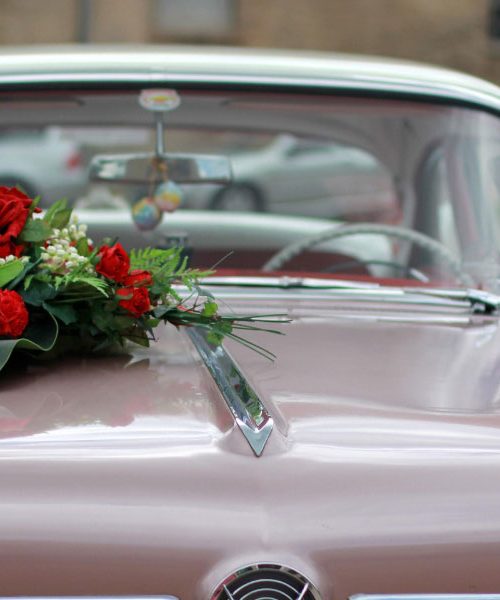 Zakaj ljudje hupajo na porokah in kaj simbolizira ta navada