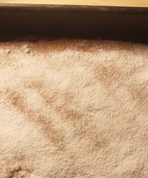 Ta čarobna metoda vedno prepreči, da bi se kolač prijel na pekač