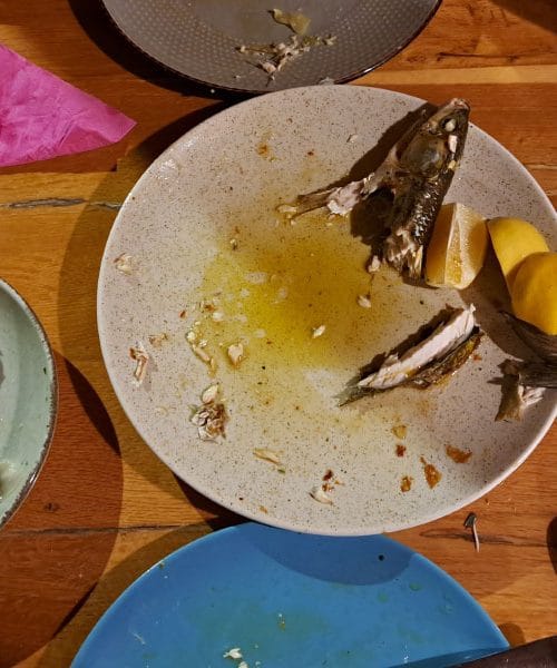 Če jeste ribe, na mizo zmeraj dodajte še en krožnik – to je razlog