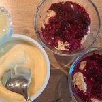 Najhitrejša sladica s pudingom in gozdnimi sadeži