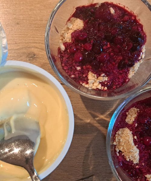 Najhitrejša sladica s pudingom in gozdnimi sadeži