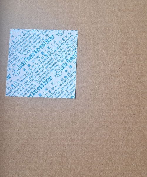 Poznate skrivnostno nalepko, ki jo najdemo skoraj v vseh škatlah?