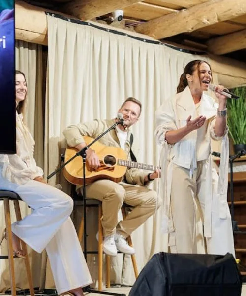 Nina Pušlar z naslovno pesmijo serije Nemirna kri na POP TV