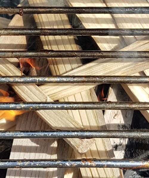 Smrekove treske na oglju? To je skrivnost pravega žara!