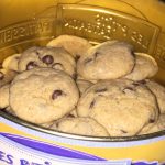 Piškoti v kovinski posodi