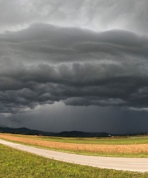 Kako nastane poličast oblak in kaj nam napoveduje?