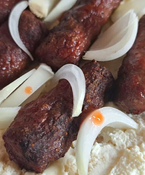 Skrivnost, zakaj so sarajevski ćevapi tako mehki in sočni