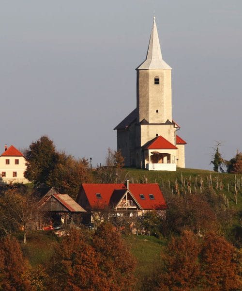 Cerkev Sv. Roka nad Sevnico – svetišče z zgodbo, ki je preživela stoletja