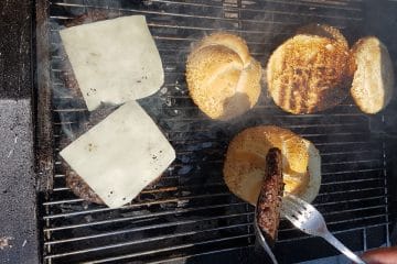 Najboljša pleskavica za hamburger se začne pri mesarju